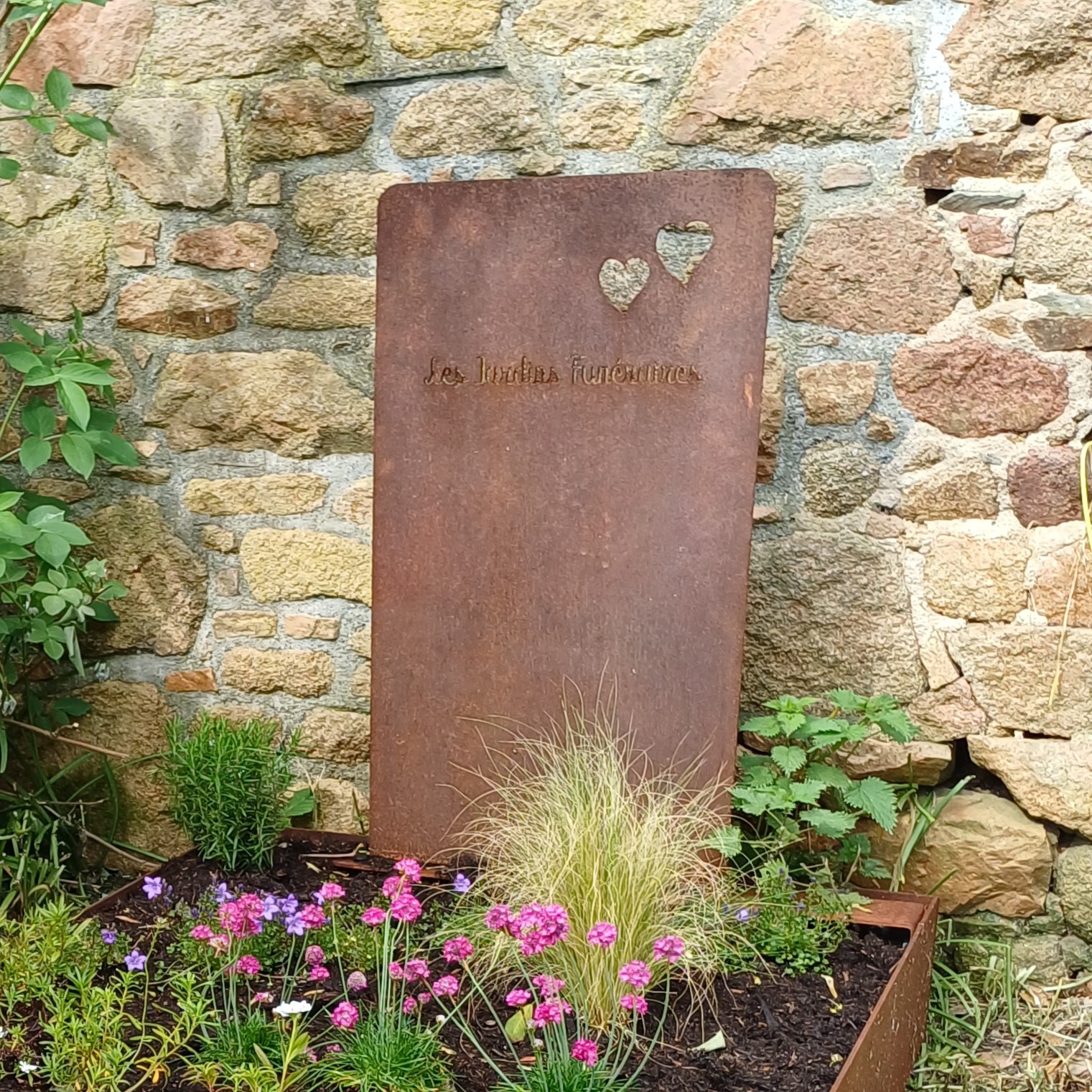St&egrave;le fun&eacute;raire en acier corten