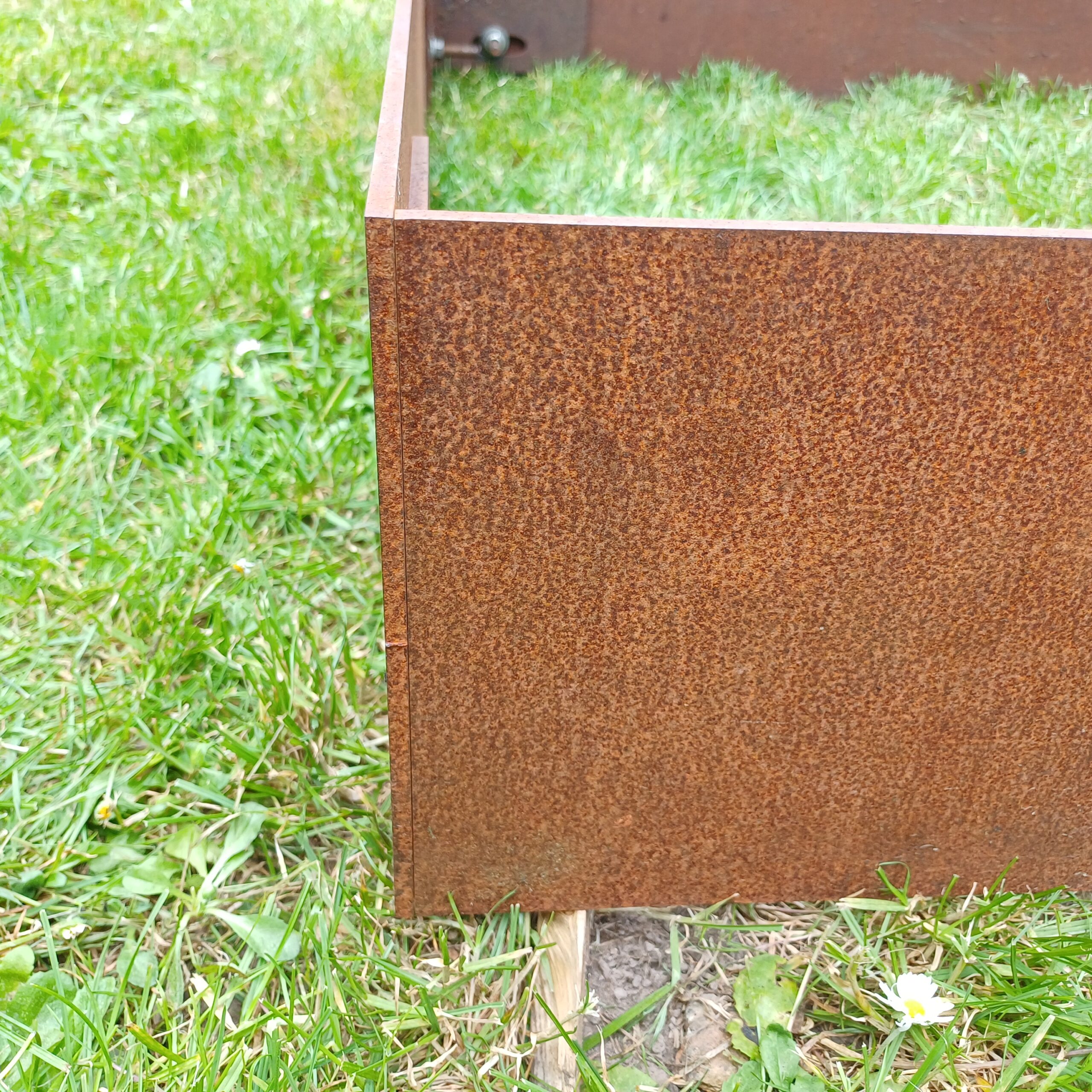 Angle d'un entourage funéraire en acier corten