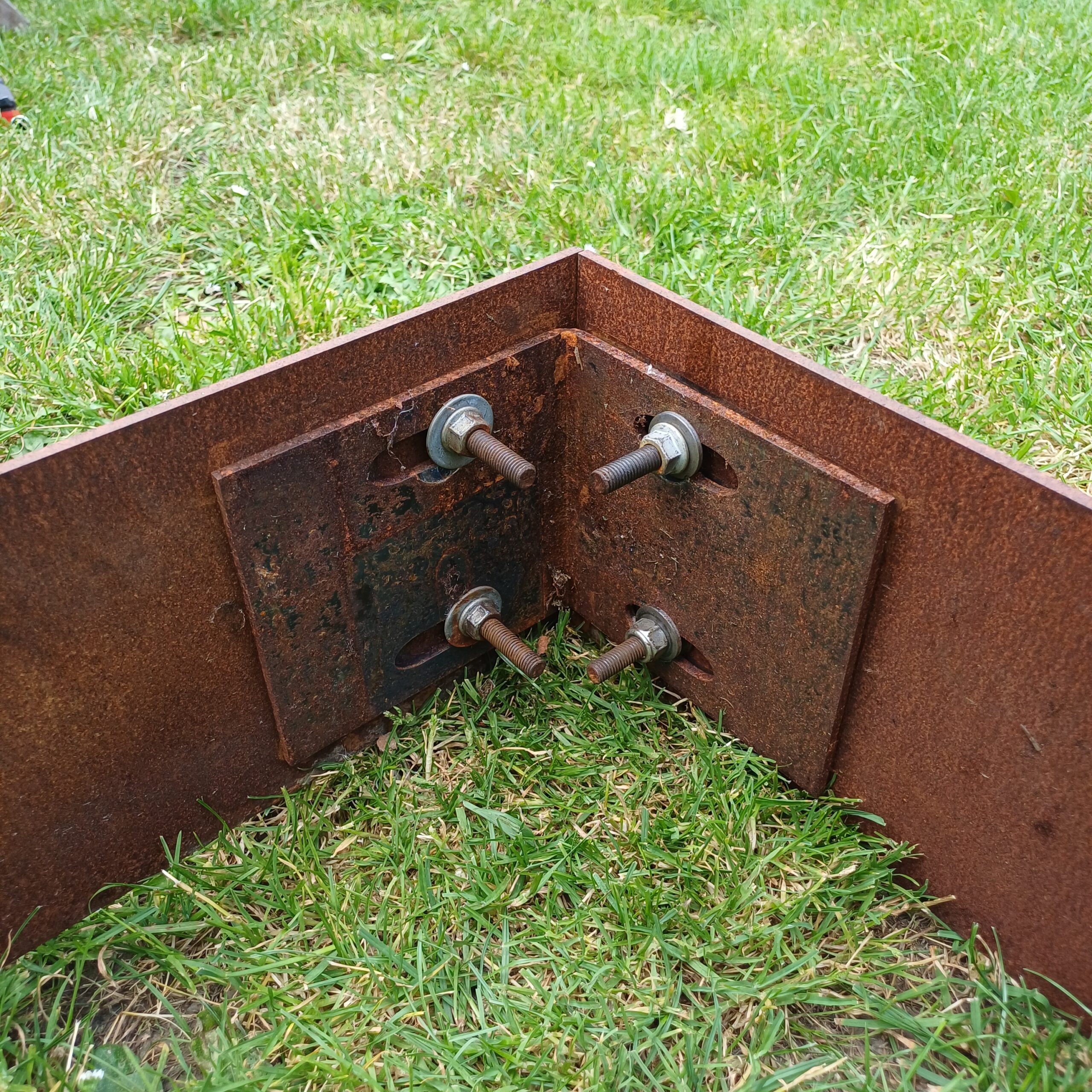 Assemblage d'un entourage funéraire en acier corten