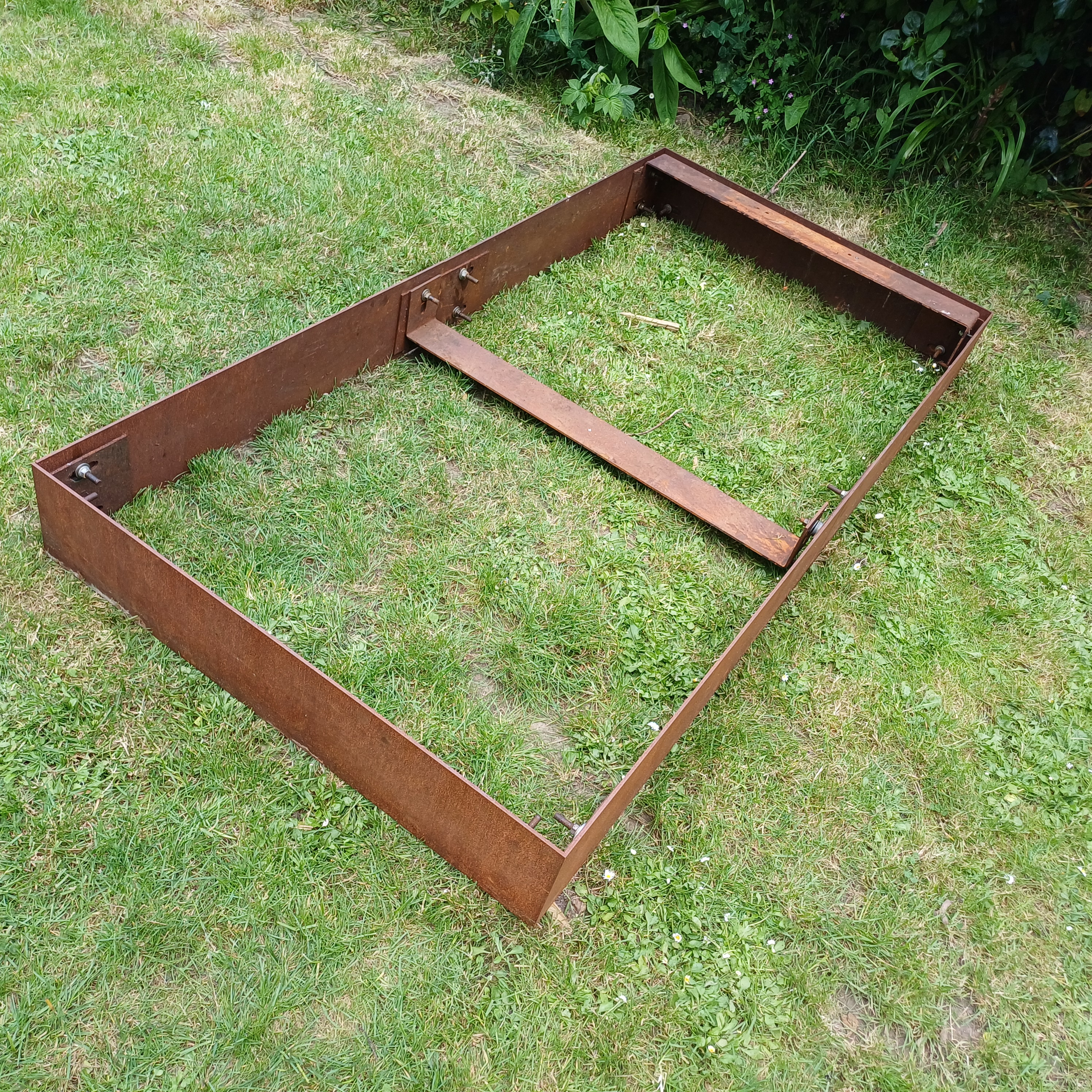Entourage funéraire en acier corten sans stèle