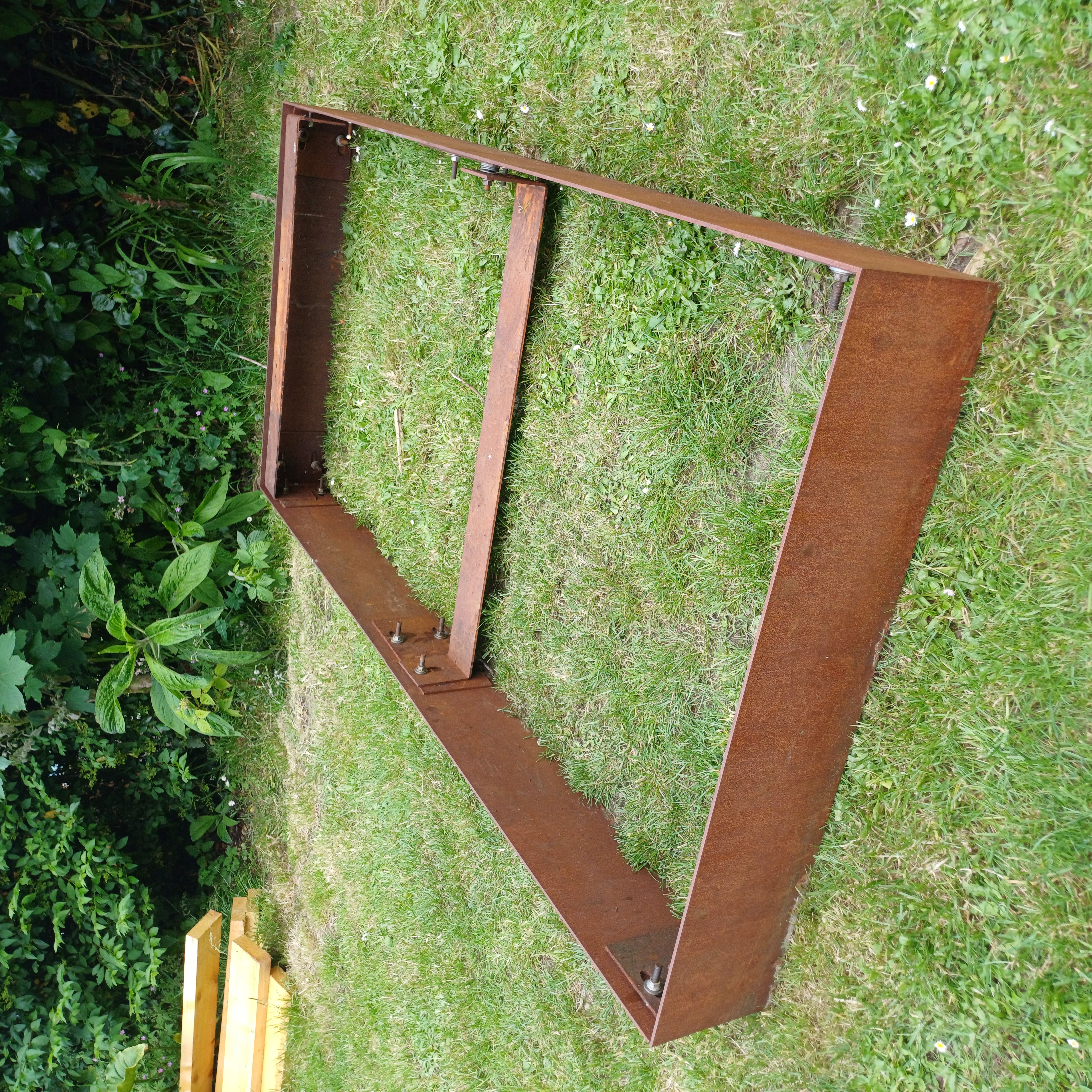 Entourage en acier corten sans stèle